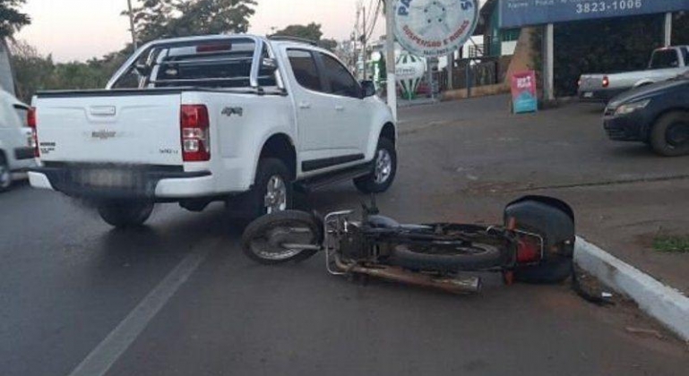 Acidente entre moto e caminhonete deixa motociclista ferido na Avenida JK em Patos de Minas