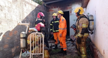 Bombeiros atendem ocorrência de incêndio em residência na cidade de Presidente Olegário