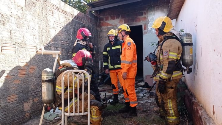 Bombeiros atendem ocorrência de incêndio em residência na cidade de Presidente Olegário