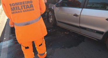 Carro bate na traseira de caminhão prancha que estava parado na Av. JK  em Patos de Minas