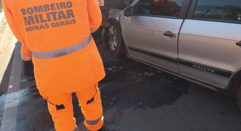 Carro bate na traseira de caminhão prancha que estava parado na Av. JK  em Patos de Minas