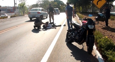 Motociclista e condutor de veículo ficam feridos em acidente na Avenida JK em Patos de Minas