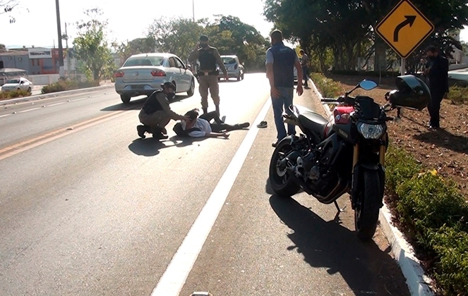 Motociclista e condutor de veículo ficam feridos em acidente na Avenida JK em Patos de Minas