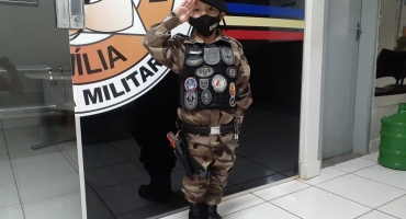 Garoto de 5 anos admirador da Policia Militar visita 90ª Cia em Carmo do Paranaíba e recebe carinho da corporação 