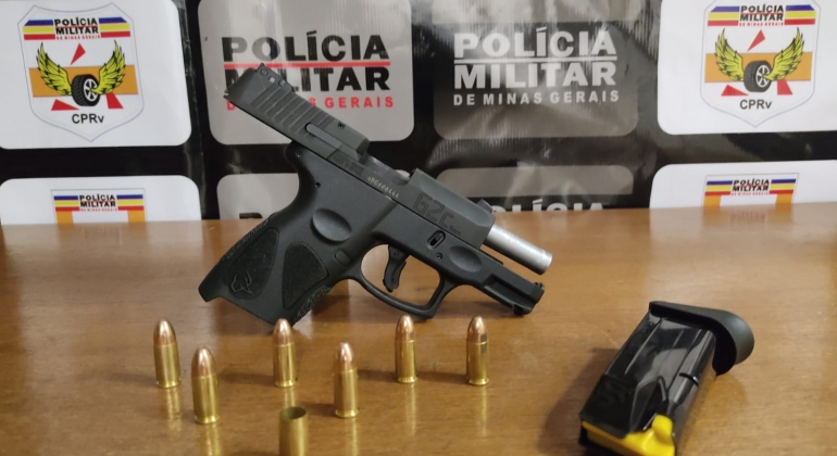 Polícia Militar Rodoviária aprende arma e encaminha três pessoas para delegacia em Rio Paranaíba