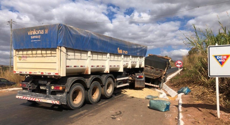 Caminhão apresenta falsa no sistema de freios, volta em descida e atinge carreta na MGC-354, em Patos de Minas