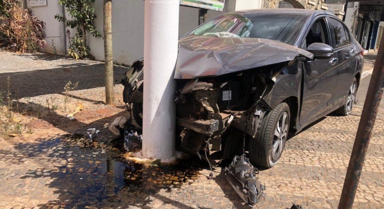 Após passar mal, motorista atinge moto, caminhão e poste em Patos de Minas