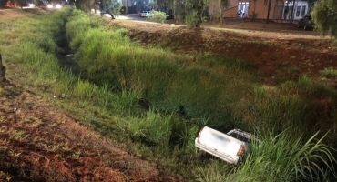 Motorista perde controle direcional e para dentro do Córrego do Monjolo em Patos de Minas