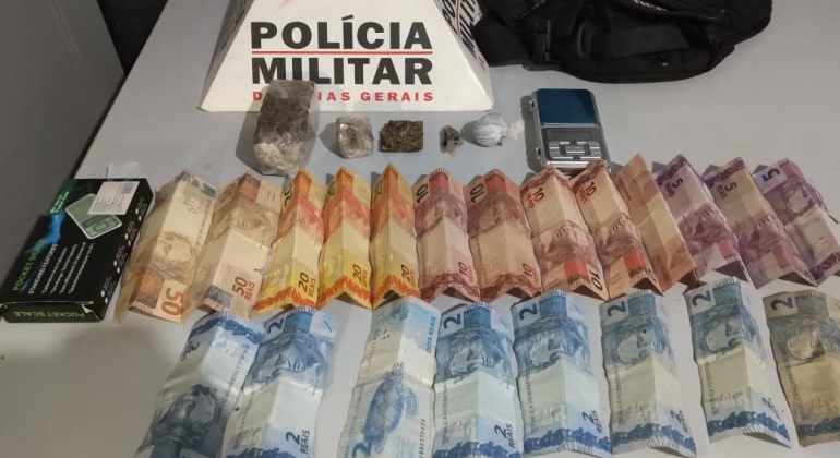 Rapaz de 23 anos é encaminhado para delegacia com drogas, balança de precisão e dinheiro na cidade de Patos de Minas