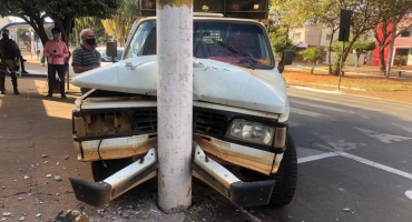 Após perseguição policial, motorista colide caminhonete furtada contra poste na Avenida Getúlio Vargas em Patos de Minas