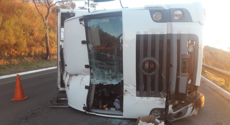 Motorista cochila ao volante, colide em árvore e tomba caminhão na BR-354 em Rio Paranaíba