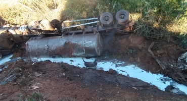 Caminhão carregado com leite cai em ponte na MG-235 entre São Gotardo e Matutina