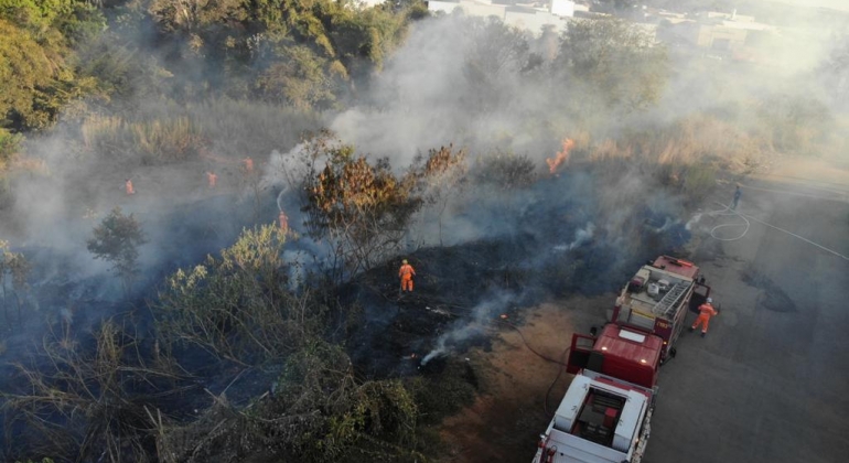 Militares do Corpo de Bombeiros impedem propagação de incêndio florestal em Patos de Minas