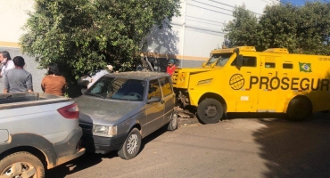 Pelo menos três pessoas ficam feridas em acidente envolvendo carro-forte em Patos de Minas