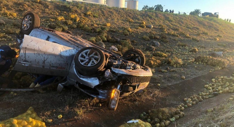 Carro capota no trevo de Patos de Minas após ser atingido por caminhão com falha no sistema de freios 