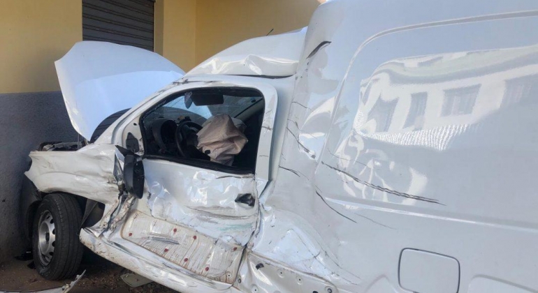 Colisão entre caminhão baú e furgão deixa homem ferido em Patos de Minas