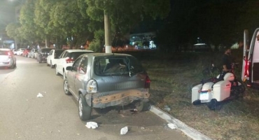 Motociclista fica ferido após colidir contra veículos estacionados em Patos de Minas