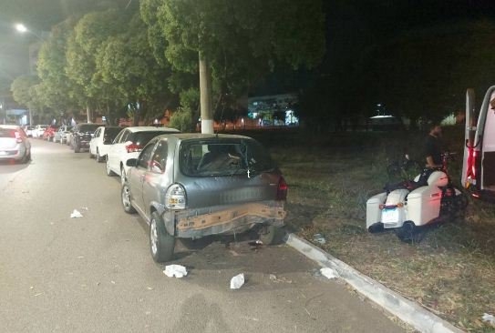 Motociclista fica ferido após colidir contra veículos estacionados em Patos de Minas