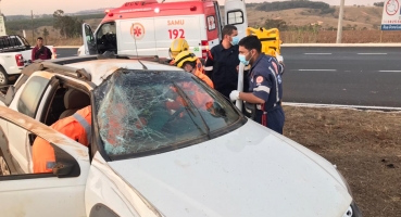 Motorista de 71 anos fica ferido em capotamento na BR-354 