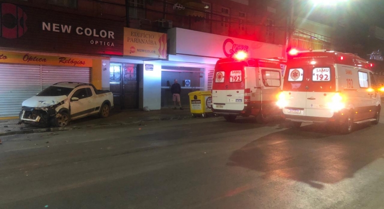 Motorista de 23 anos fica ferido após avançar parada obrigatória e atingir carro no centro de Patos de Minas