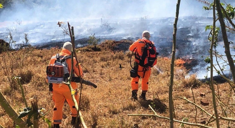 Militares do Corpo de Bombeiros combatem novo incêndio na cidade de Patos de Minas