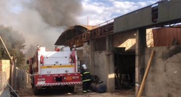 Corpo de Bombeiros atende ocorrência de incêndio em depósito de recicláveis