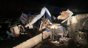 Caminhão carregado com milho verde tomba e deixa duas pessoas feridas na BR-146, em Serra do Salitre