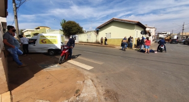 Mulher fica ferida ao colidir motocicleta contra veículo na cidade de Carmo do Paranaíba 