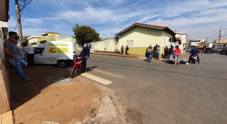 Mulher fica ferida ao colidir motocicleta contra veículo na cidade de Carmo do Paranaíba 