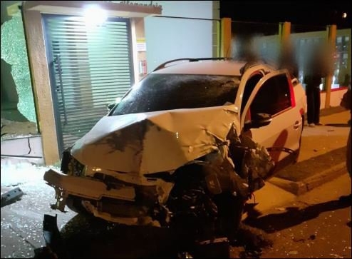 Motorista perde controle direcional atinge muro e foge deixando carro no local