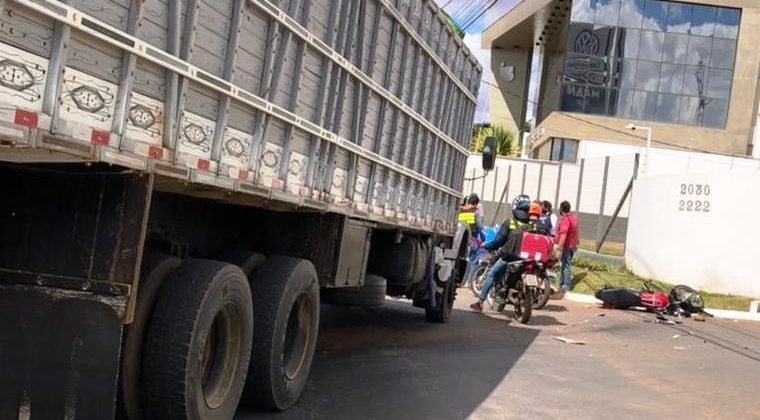 Motociclista fica gravemente ferido em acidente ocorrido na Avenida JK, em Patos de Minas