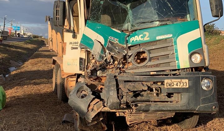 Patos de Minas: acidente na marginal da BR-365 entre caminhão e carreta deixa uma pessoa ferida