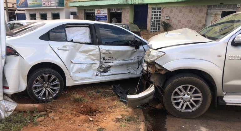 Motorista avança parada obrigatória e causa acidente no Bairro Lagoa Grande em Patos de Minas 