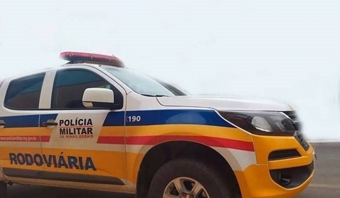 Motorista inabilitado e embriagado é detido após ser flagrado pela polícia transitando com uma pessoa no capô do veículo em Patrocínio