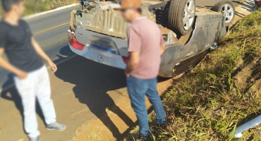 Automóvel ocupado por 3 pessoas capota na BR-354 no município de Carmo do Paranaíba 