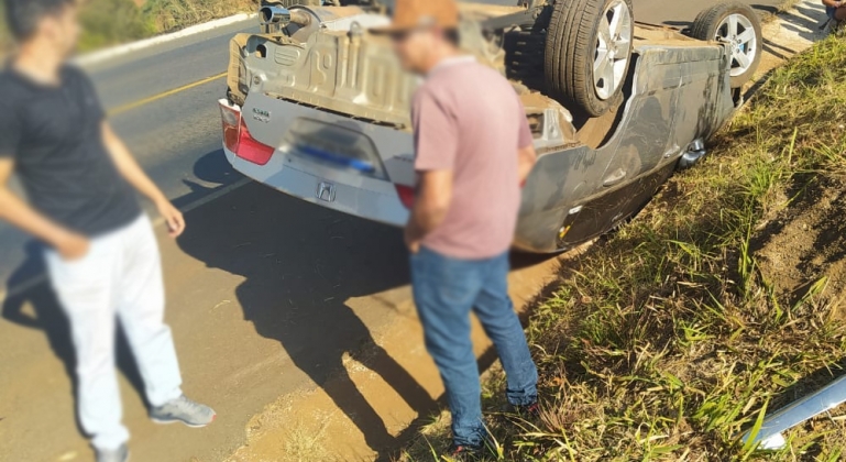 Automóvel ocupado por 3 pessoas capota na BR-354 no município de Carmo do Paranaíba 