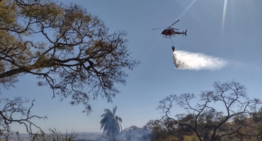 Corpo de Bombeiros combate incêndio de grandes proporções na região se Serra Negra em Patrocínio 