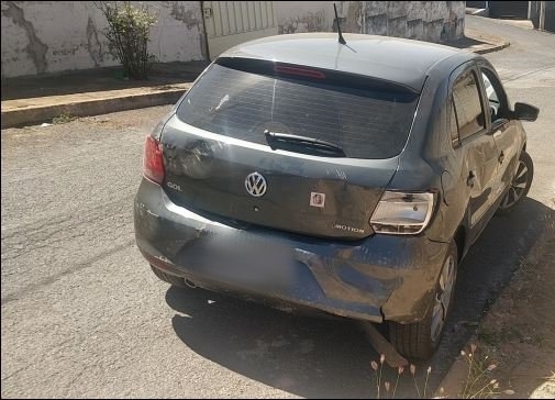 Mulher e criança são atingidas por muro que foi derrubado por motorista que realizava manobra de mancha a ré