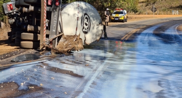 Caminhão trator tracionado com semirreboque carregado com 34 mil litros de leite tomba e deixa motorista ferido