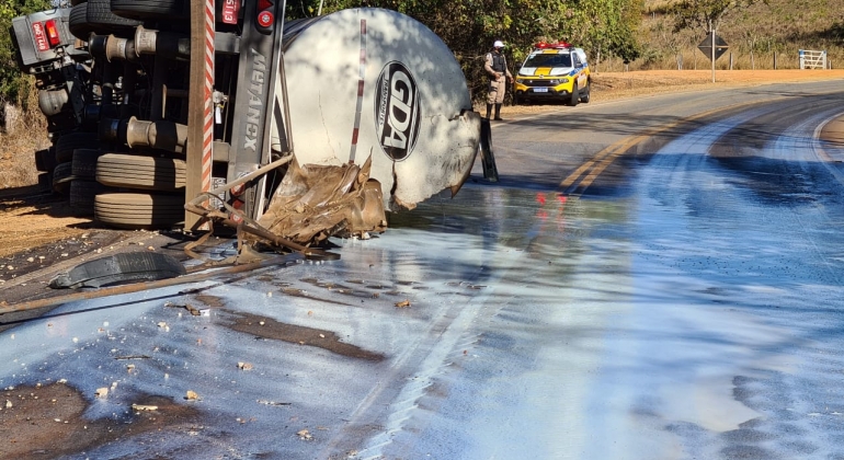 Caminhão trator tracionado com semirreboque carregado com 34 mil litros de leite tomba e deixa motorista ferido