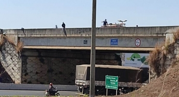 PRF, Polícia Militar e Corpo de Bombeiros convencem homem de 37 anos a não pular de viaduto 