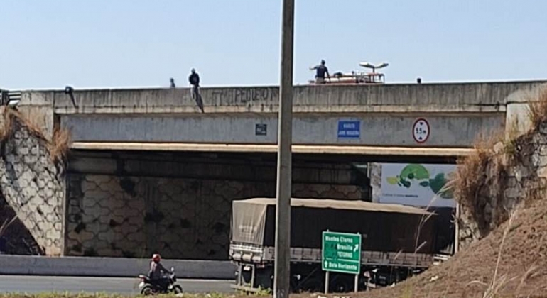 PRF, Polícia Militar e Corpo de Bombeiros convencem homem de 37 anos a não pular de viaduto 