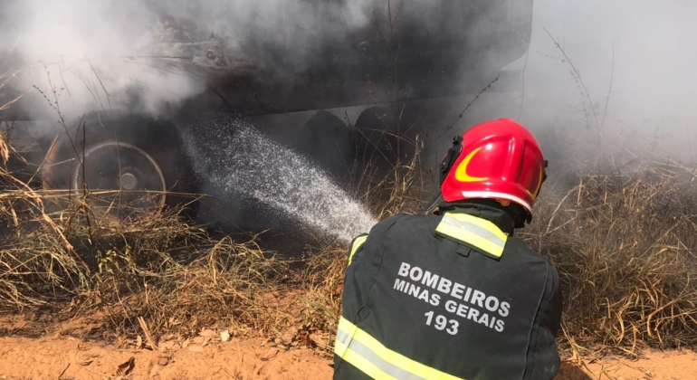 Incêndio que teve início às margens da BR-365 atinge carreta no Bairro Planalto em Patos de Minas 