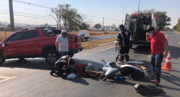 Motociclista fica ferido após atingir pick-up em Patos de Minas