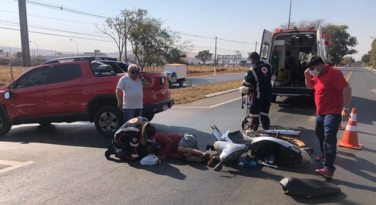 Motociclista fica ferido após atingir pick-up em Patos de Minas