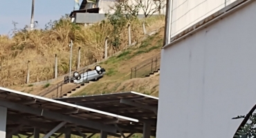 Automóvel que estava em estacionamento de hotel em Patos de Minas desce ribanceira e capota