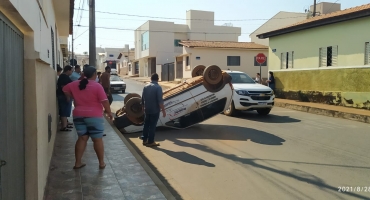 Veiculo sofre problema no sistema de freios é atingido por outro automóvel e capota em Carmo do Paranaíba 