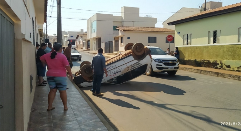 Veiculo sofre problema no sistema de freios é atingido por outro automóvel e capota em Carmo do Paranaíba 