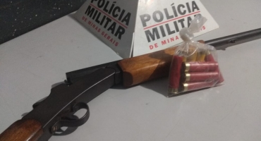 Após denúncias, PM localiza arma de fogo e homem é detido na região de Barreiro, em Patos de Minas