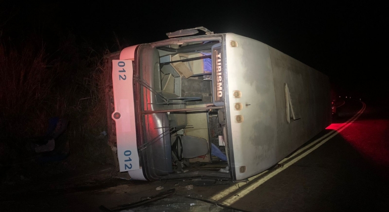 Ônibus que levava convidados para festa em Carmo do Paranaíba tomba na MG 188 em Patrocínio